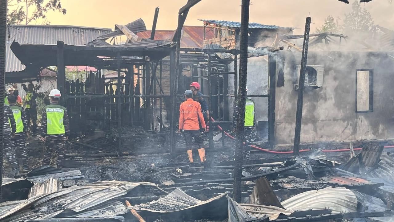 Kebakaran empat rumah warga di Kelurahan Sidoarjo, Kabupaten Tolitoli.