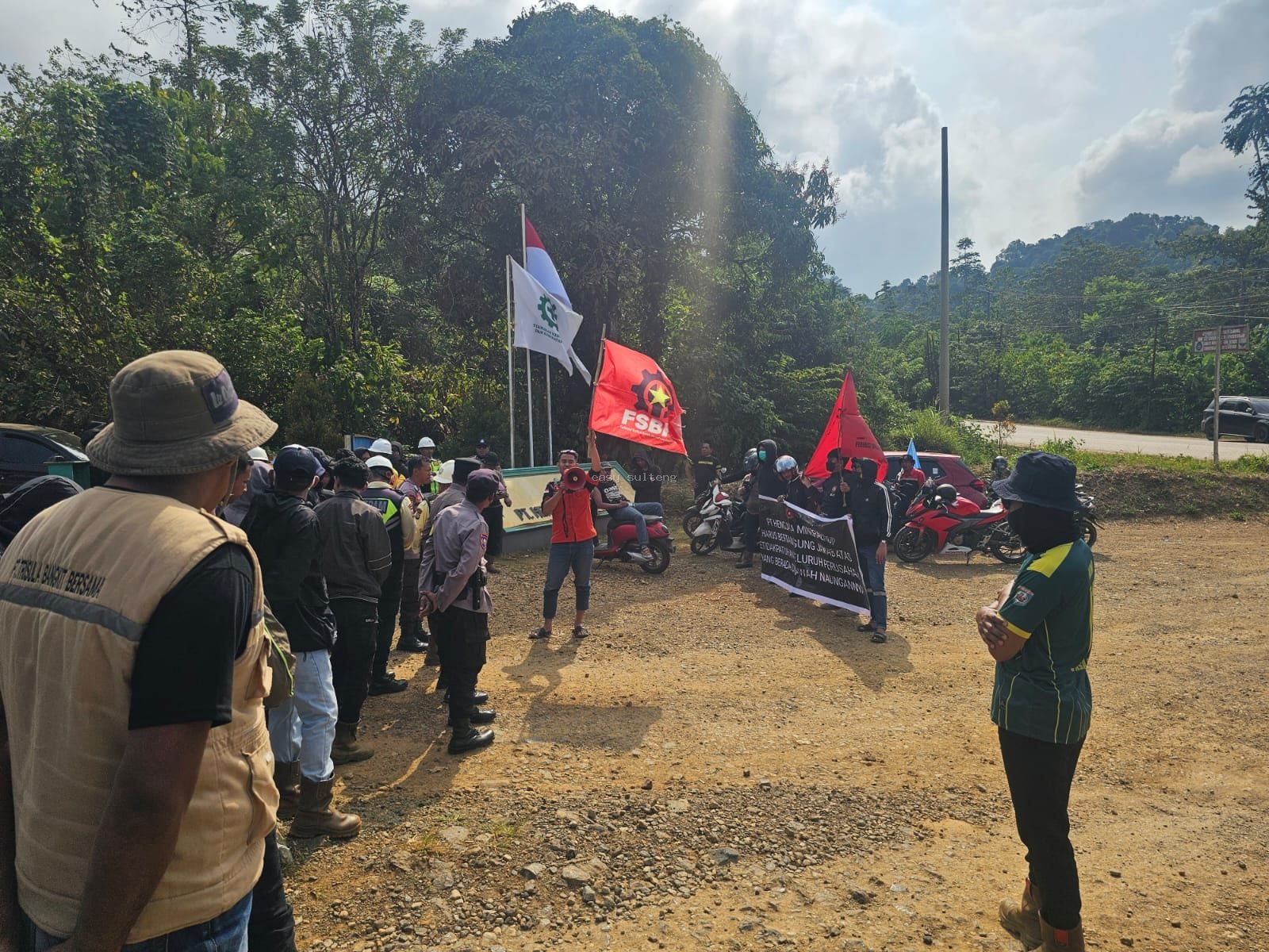 Aksi unjuk rasa SPIM di kawasan IUP PT Hengjaya Mineralindo, Kecamatan Bahodopi, Kabupaten Morowali.