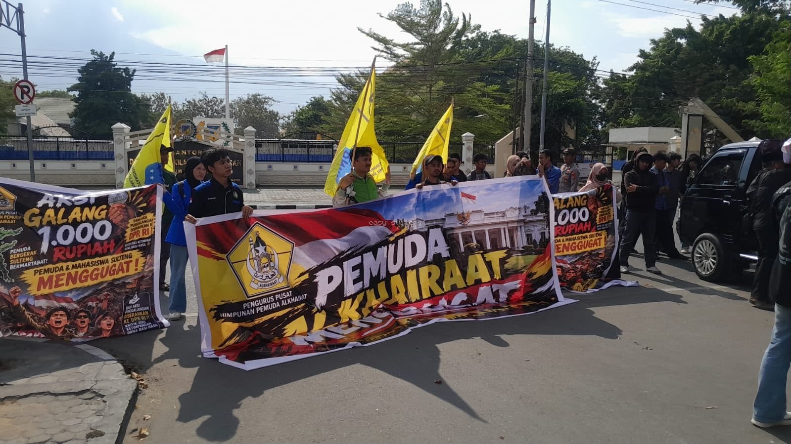 Aksi Himpunan Pemuda Alkhairaat di Kantor Gubernur Sulawesi Tengah terkait Dana Bagi Hasil pertambangan.