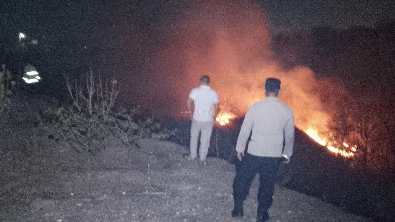 Kebakaran tumpukan sampah di lahan kosong belakang Mako Polda Sulawesi Tengah, Kota Palu.