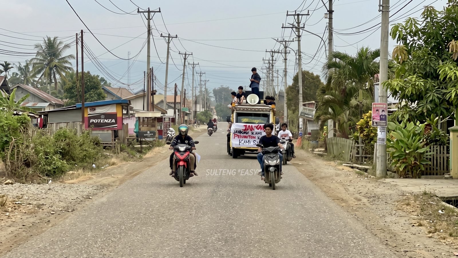 Sekelompok warga dan pemuda desa sedang berkumpul dengan tertib untuk menyampaikan aspirasi dan mendorong dialog dengan perwakilan perusahaan terkait penyerapan tenaga kerja lokal di kawasan industri Morowali.