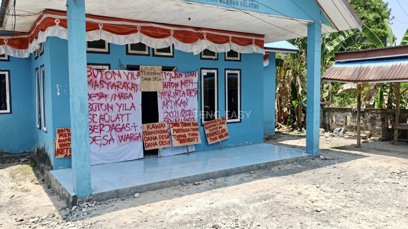 Penyampaian pendapat oleh warga di depan kantor desa Buton Kec. Bungku Selatan Kabupaten Morowali.