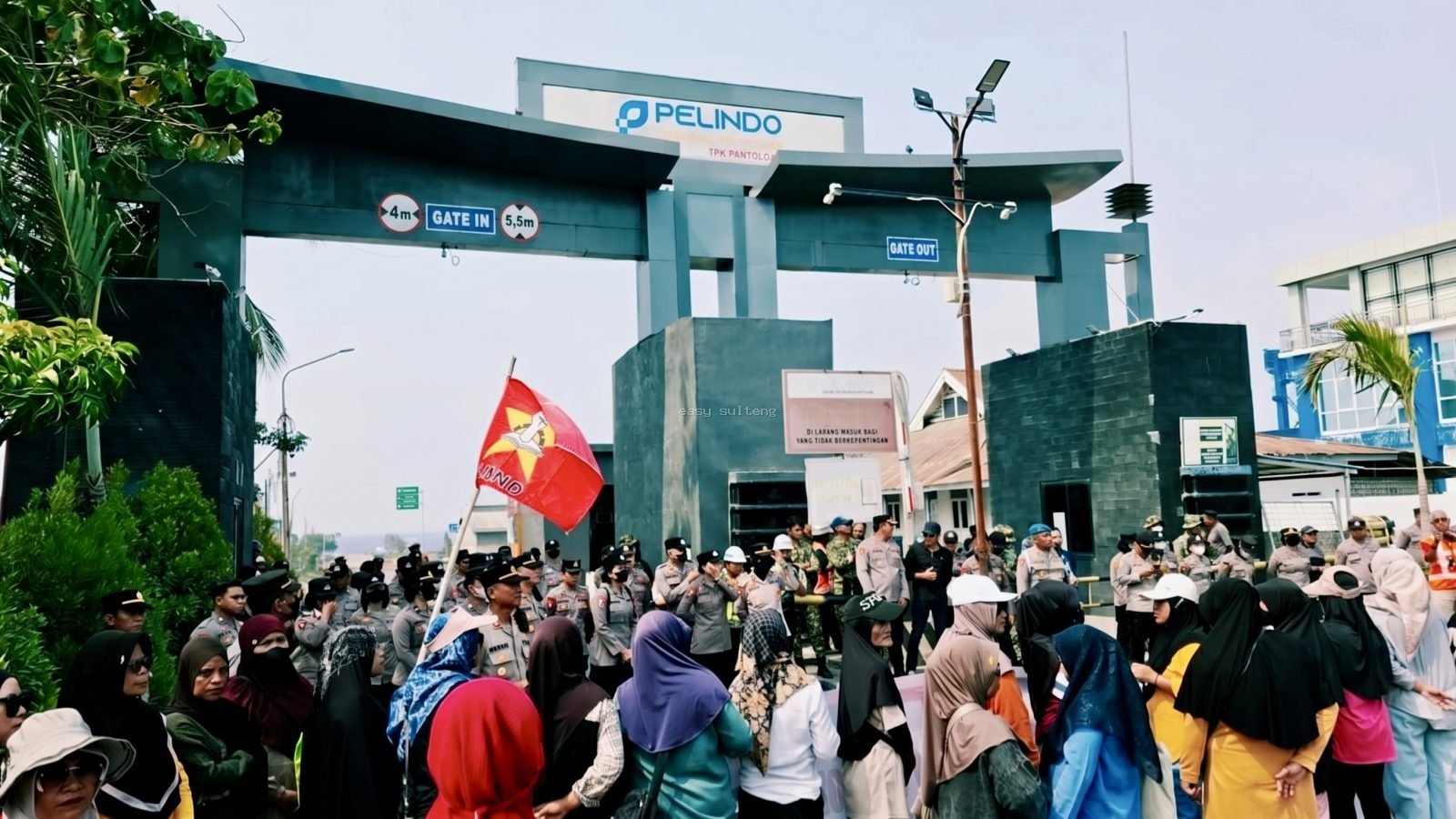 Aksi unjuk rasa warga dan buruh pelabuhan yang menuntut pembatalan pemindahan rute kapal penumpang Pelni demi menjaga perputaran ekonomi lokal.