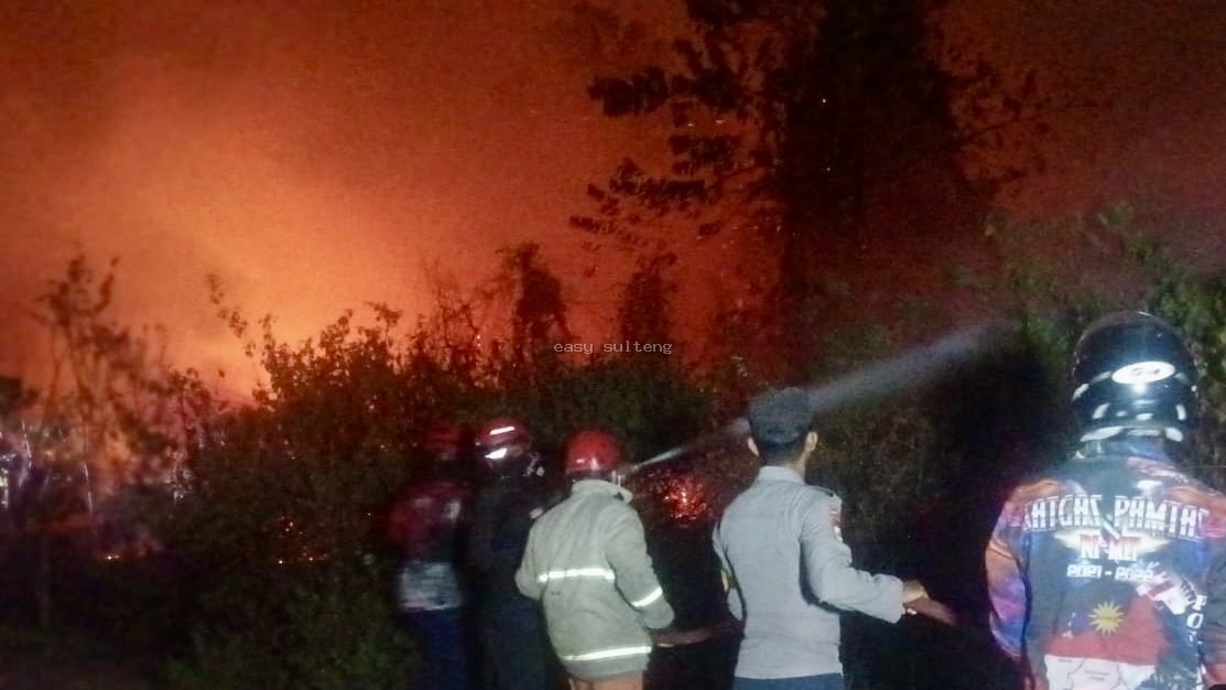 Ilustrasi penanganan kebakaran lahan gambut oleh petugas damkar, dan warga di wilayah Kabupaten Poso.