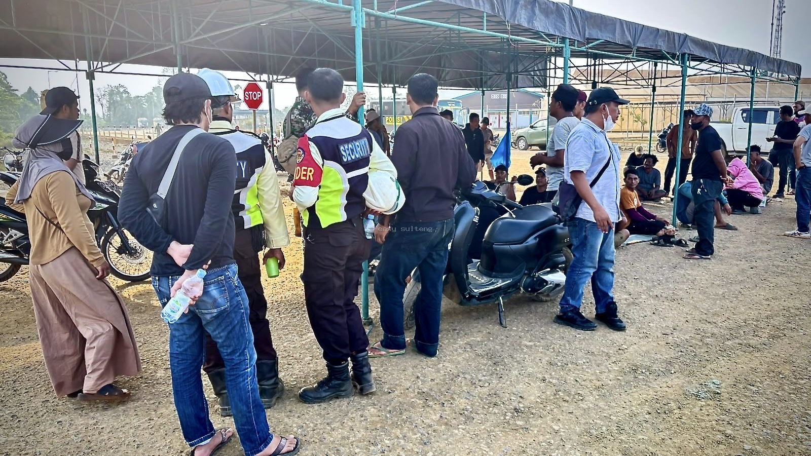 Aksi unjuk rasa Aliansi Masyarakat Petani Bersatu dan pengamanan persuasif aparat kepolisian di kawasan operasional PT Vale Indonesia Tbk, Kabupaten Morowali.