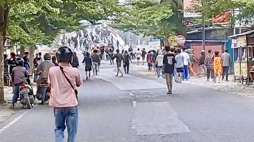 Aksi tawuran antar kelompok warga di kawasan Jembatan Lalove, Kota Palu.