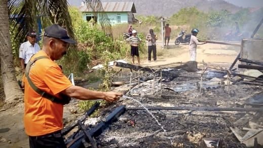 Rumah Kayu di Bolano Tengah Terbakar, Warga Bersama Aparat Berjibaku Padamkan Api dengan Alat Seadanya
