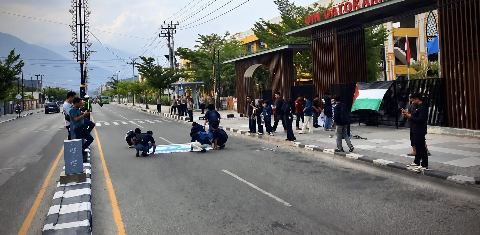 Aksi unjuk rasa mahasiswa UIN Datokarama Palu dalam menyampaikan tuntutan terkait krisis lingkungan, ekonomi, dan kemanusiaan di Jalan Diponegoro.