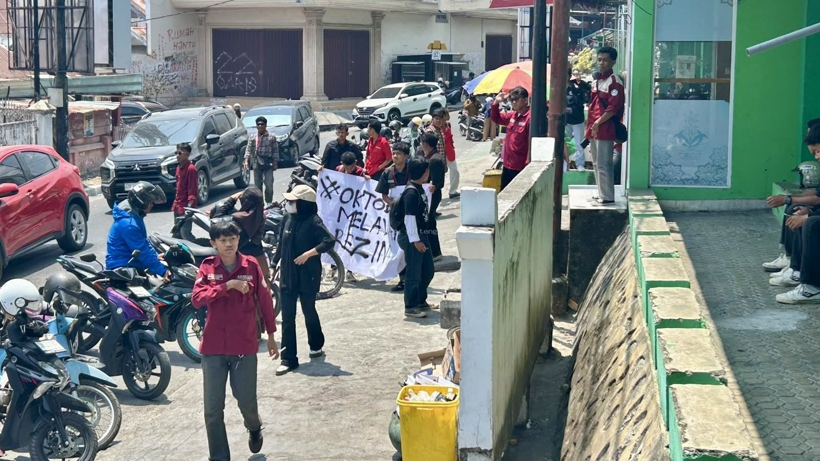 Mahasiswa yang tergabung dalam Front Oktober Melawan saat menggelar aksi penyampaian pendapat di Tugu Adipura, Luwuk, Kabupaten Banggai.
