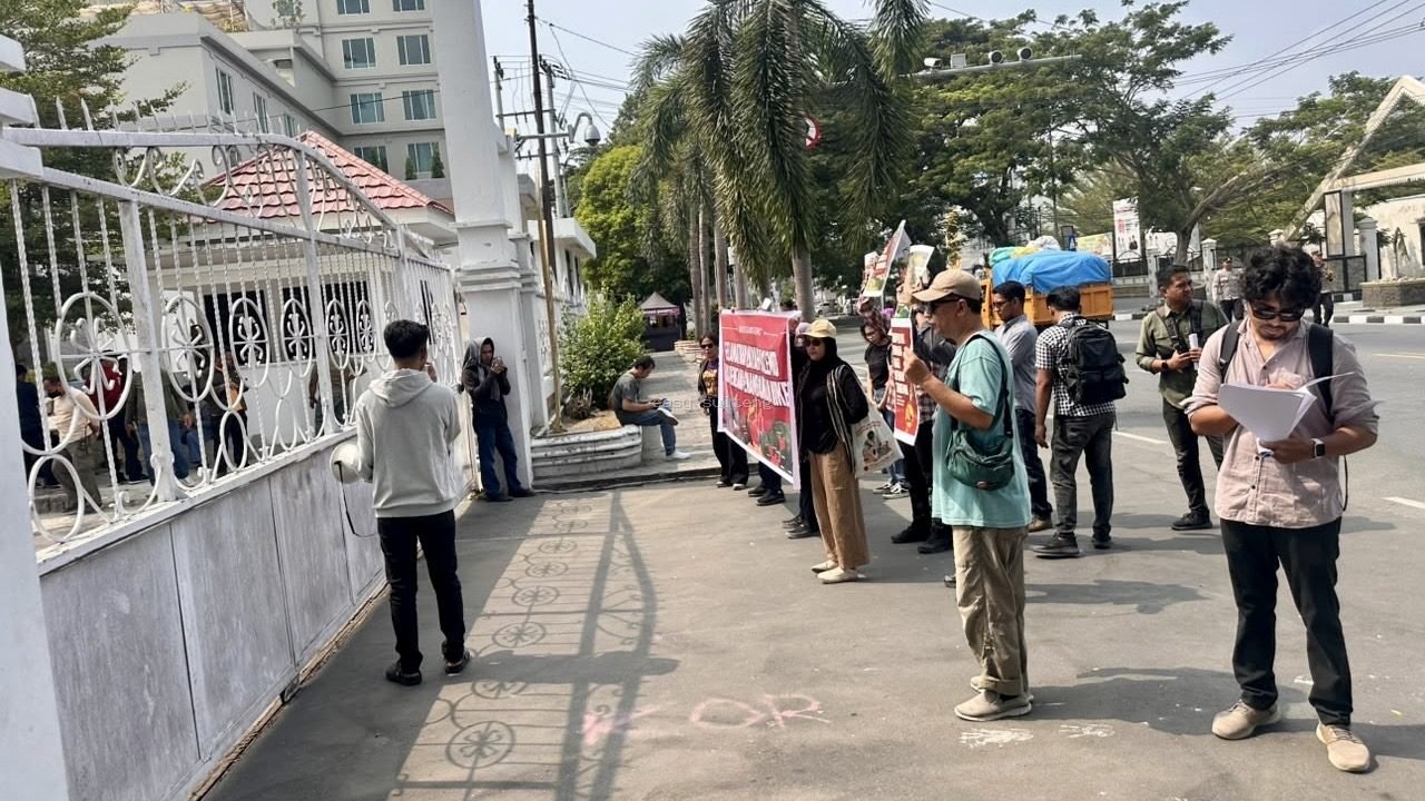 Massa Koalisi Selamatkan Bualemo saat berdialog dengan perwakilan Inspektur Tambang di Jalan Sam Ratulangi, Kota Palu.