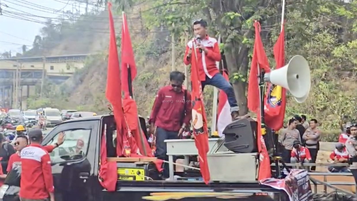Unjuk rasa ratusan buruh menuntut perbaikan Perjanjian Kerja Bersama (PKB) di depan Kantor PT. IMIP Kabupaten Morowali.